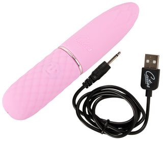 Tystgående Mini Vibrator Cuties, en rosa texturerad kulvibrator med Silkeslen Soft Touch, visas bredvid en svart USB-laddningskabel. Dess eleganta design garanterar kraft och diskretion.