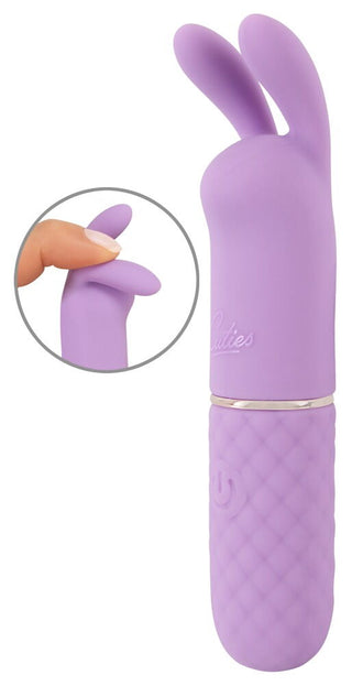 Mini Vibrator Cuties Med öron, designad i en lila kaninform, har ett quiltat handtag tillverkat av silkeslent material och visar en närbild av dess flexibla örondesign.