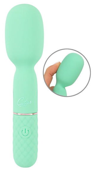 Cuties Mini Wand Grön är en mintgrön handhållen massageapparat med ett texturerat handtag och strömknapp, visad i två vyer. Denna uppladdningsbara enhet erbjuder lugnande lättnad.