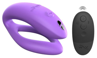 WE-Vibe Sync O Vibrator, en lila bärbar massageapparat med en flexibel C-form, visas bredvid en svart fjärrkontroll. Den paras enkelt ihop med We-Vibe-appen för enkla justeringar och förbättrade G-punkt-stimulans.