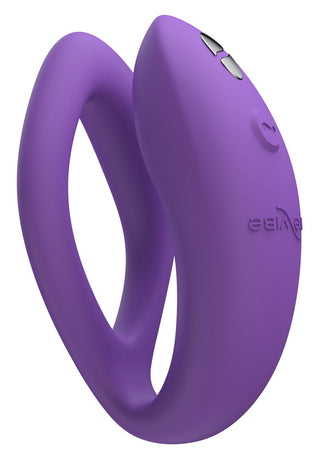 WE-Vibe Sync O är en lila, U-formad vibrator designad för G-punktsstimulering, med mjuka kurvor och elegant design med två metalliska kontrollknappar. Den är ergonomisk, modern, idealisk för personligt bruk och kompatibel med We-Vibe-appen för förbättrade upplevelser.