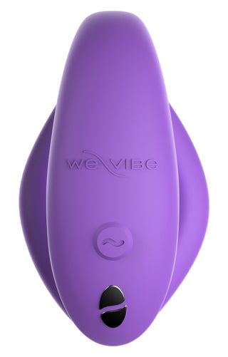 WE-Vibe Sync O Vibrator är en lila bärbar enhet med We-Vibe-logotypen, en liten vågig knapp, två metalliska laddningskontakter och en smidig ergonomisk design. Den ansluter till We-Vibe-appen för skräddarsydda G-punkt-stimulans.