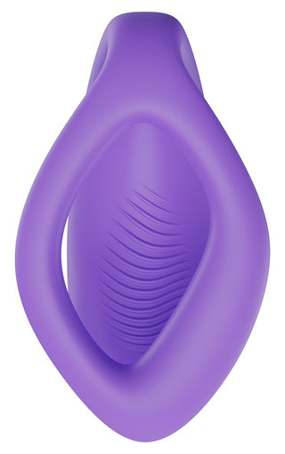WE-Vibe Sync O Vibrator är en lila, oval enhet med en central öppning och texturerade linjer inuti, som liknar modern konst. Den erbjuder smidig symmetri och appkompatibilitet för en förbättrad upplevelse.