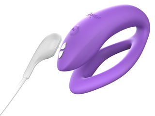WE-Vibe Sync O Vibrator är lila med en smidig, ergonomisk design och små sidoknappar. Den synkroniseras sömlöst med We-Vibe-appen, inkluderar en vit laddningskabel och ger moderna G-punkt-stimulans för en förbättrad upplevelse.