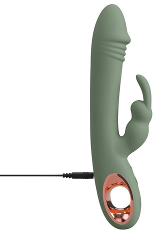 Slim Rabbit Vibrator Olive är ergonomisk och grön med ett flexibelt skaft, en liten extern stimulator för dubbel stimulering och ett cirkulärt handtag. Den innehåller en laddningskabel vid basen och roséguldaccenter runt handtaget.