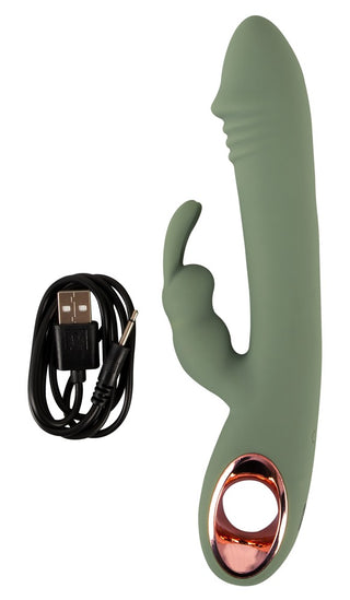 En olivgrön Slim Rabbit Vibrator med en tillbehör i kaninstil, ett ögla handtag och roséguldaccent visas tillsammans med en svart USB-laddningskabel för dubbel stimulering.
