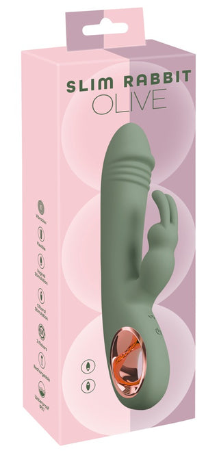 Bilden visar förpackningen av Slim Rabbit Vibrator Olive i silkeslen silikon. Den lekfulla rosa lådan framhäver den gröna, kaninliknande designen, med sidoikoner med vattentäta och uppladdningsbara funktioner för dubbelstimulans.