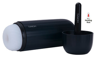 Den eleganta svarta cylindriska Svakom Sam Neo 2 Pro onani har en vit texturerad öppning. En värmestav värms till 38°C i en matchande kopp i närheten. För förbättrade upplevelser, anslut med SVAKOM-appen för att utforska interaktiva möjligheter.