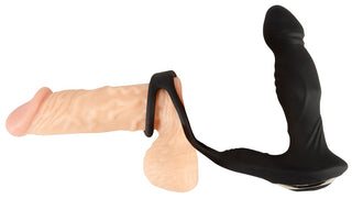 Prostatavibrator Med Fjärrkontroll Rebel ansluts till en realistisk dildo med ett stretchigt band, vilket skapar en innovativ enhet för dubbel stimulering.