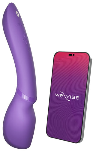 En We-Vibe Wand 2 i lila, med knappkontroller och Smart Silence-teknik, finns bredvid en smartphone som visar We-Vibe-logotypen på en rosa till lila gradientbakgrund.