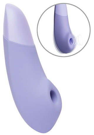 Womanizer Enhance Luftvibrator är en lila, böjd personlig massageapparat med Pleasure Air Technology. Den har en cirkulär öppning i ena änden, och dess släta design säkerställer en lockande upplevelse. En infällning illustrerar luft- eller vibrationseffekterna genom cirkulära linjer.