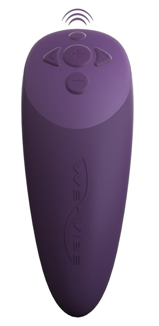 En lila, oval We-Vibe Chorus Parvibrator-fjärrkontroll har kontrollknappar och en ikon för trådlös signal ovanför den.