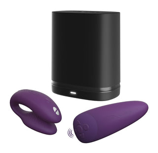 We-Vibe Chorus Parvibrator innehåller ett snyggt svart laddningsfodral, två lila bärbara vibratorer och en trådlös fjärrkontroll - perfekt för par som vill ha en topp fjärrstyrd sexleksak-upplevelse inspirerad av den populära Chorus-modellen.