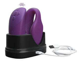 We-Vibe Chorus Parvibrator levereras med en snygg svart laddningsdocka och USB-kabel för enkel, elegant laddning av denna fjärrstyrda nöjesenhet.
