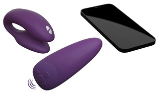 We-Vibe Chorus Parvibrator med fjärrkontroll och en smartphone på en vit bakgrund - den perfekta fjärrstyrda sexleksaken för par som söker extra spänning.