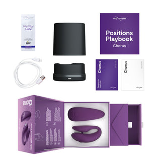 Ett We-Vibe Chorus Parvibrator-kit i lila, inklusive enhet, laddare, glidprov, manual och förpackning - allt visas tillsammans.