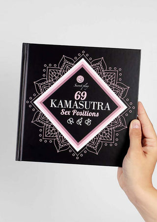 En person håller "69 Kamasutra Sexställning Bok", som har en slående geometrisk omslagsdesign.