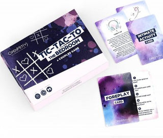 Box med titeln Tic Tack To The Bedroom: Ett parspel med en tic-tac-toe-design för en spännande dejtkväll. Med kort märkta Förspel, Intim aktivitet och Sexig, med en lila och blå akvarellstil, är det perfekt att piffa upp ditt förhållande.