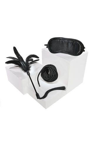 Shadow Tie & Tickle Bondagekit: svart ögonmask, fjädertickler och rep på vita geometriska plattformar-perfekt för sensualistisk lek eller för nyfikna som vill utforska mjuk, nybörjarvänlig bondage och BDSM.