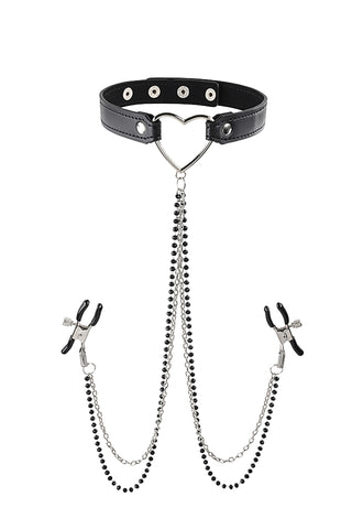 Amor Bröstklämmor & Choker: svart läderchoker med hjärtformat ring, kedjor och justerbara bröstklämmor - perfekt för sensuella BDSM-lekar.