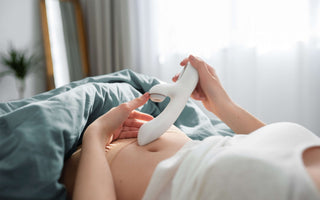 Kvinna använder en vit rabbitvibrator – kraftfulla och njutbara rabbitvibratorer för intensiva orgasmer.