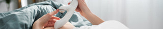 Kvinna använder en vit rabbitvibrator – kraftfulla och njutbara rabbitvibratorer för intensiva orgasmer