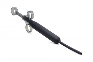 Deep Shot Launcher är en analdusch i svart och silver gjord av kroppssäkert silikonmaterial, med ett långt munstycke och två fingerringar för ett säkert grepp.