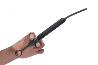 En hand håller en Deep Shot Launcher, designad med fingeröglor och ett elegant svart, långt tunt rör för precision.