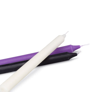 Tre Bondage ljus-ljus – vita, svarta och lila – på en vit bakgrund erbjuder en spännande upplevelse när hettvaxet sakta droppar ner på sidorna.