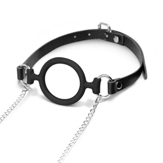 En svart läder "Nipple Clamps med Silikon Gagring" med bifogade kedjor visas elegant på en vit bakgrund, perfekt för alla BDSM-kollektioner.