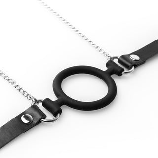 Nipple Clamps med Silikon Gagring har en svart läderchoker med en cirkulär mitt och metallkedjelänkar, som utstrålar en edgy BDSM-estetik på en vit bakgrund.