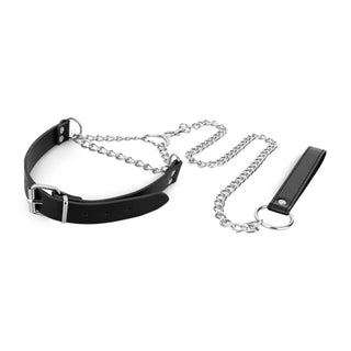 Silver Halsband med Koppel" är en BDSM-krage i konstläder i svart, med ett kopplat silverkedja och handtag.