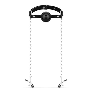 Utforska en ny nivå av kontroll med Ballgag med Nipple Clamps Svart: en sofistikerad svart ball gag med fästa kedjor och justerbara silver nippelklämmor.