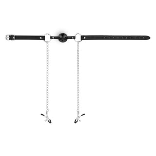 Ballgag med Nipple Clamps Svart erbjuder ett edgy tillskott till din samling med sin kombination av en svart läderballgag, kedjor och nippelklämmor.
