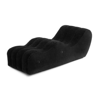 Uppblåsbaren The Lounge Sexkudde är en modern svart schäslong med svängd design och ribbad struktur. Dess ergonomiska design säkerställer ultimat avkoppling, medan den bärbara konstruktionen passar alla miljöer. Tillverkad av mjukt, plyschmaterial för snygg komfort.