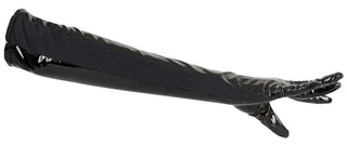Långa Vinylhandskar är blanksvarta operahandskar som sträcker sig över armbågen för en sensuell look, utställd på en vanlig vit bakgrund.