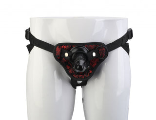 Visat på en skyltdocka är Blaze deluxe strap-on set, med en elegant svart och röd sele med en dildo.