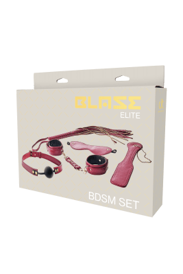 Box med Blaze Elite Set i rödbrun färg, inklusive manschetter, ögonmask, paddel och gag.