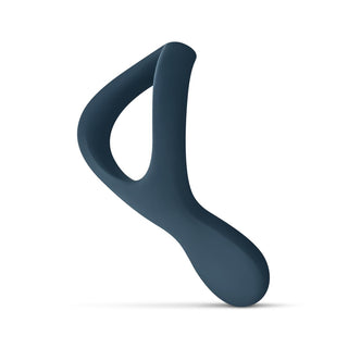 Boners Cockring, gjord av blå silikon med en böjd och ergonomisk design, visas upprätt på en vit bakgrund.