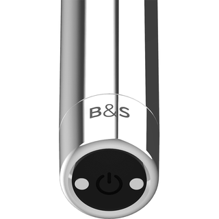 En närbild av Black&Silver Kailan 2, en silvercylindrisk enhet med B&S-logotypen och en strömknapp, som erbjuder en uppladdningsbar design för bekvämlighet.