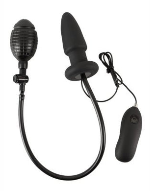 Uppblåsbar & Vibrerande Buttplug har en svart silikondesign med en handpump och kabelansluten fjärrkontroll för en anpassningsbar upplevelse.