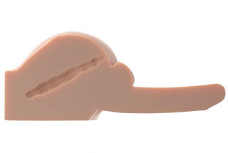Sidovy av den beige PDXM Interactive Dirty Talk Sexdocka, tillverkad av Fanta Flesh, med en konturdesign med en böjd förlängning och en texturerad, indragen linje längst upp.