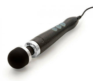 Die Cast 3 Doxy Wand är en svart och grå handhållen massageapparat med ett avtagbart massagehuvud och vadderat grepp. Den har tre handtagsknappar för vibrationsinställningar i flera hastigheter, som drivs av en sladd som sträcker sig från handtagets ände.