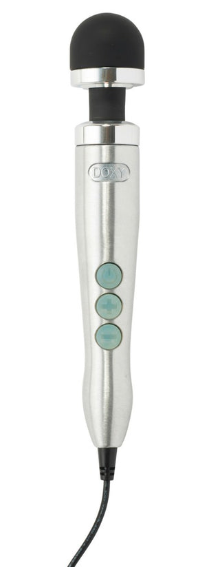 Die Cast 3 Doxy Wand i silver kommer med ett löstagbart svart massagehuvud och tre blå knappar för enkel kontroll. Den erbjuder vibrationer i flera hastigheter för att matcha dina önskemål och har en bottensladd för kontinuerlig kraft.