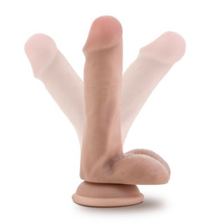 Dr Skin Flexibel 6 Inch Dildo, i en realistisk köttton, har en flexibel design och sugkoppsbas, utställd i olika positioner mot en vit bakgrund.