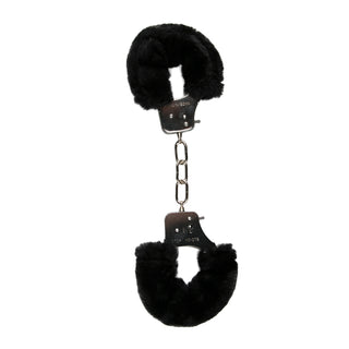 Easytoys Metall Handbojor är bondage-manschetter gjorda av metall, förbundna med en kedja och täckta med mjukt fluff för komfort. Set mot en vanlig vit bakgrund erbjuder de en blandning av styrka och mjukhet.