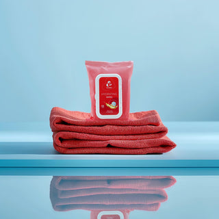 En 25-pack EasyGlide Intimservetter, som är idealisk för användning efter intimitet, är placerad på två vikta röda handdukar mot en blå bakgrund.