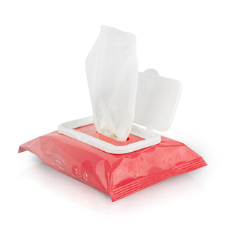 Ett rött EasyGlide Intimservetter 25-pack med en våtservett utdragen och plastlocket öppet, perfekt för att fräscha upp sig före eller efter sexuell aktivitet, mot en vit bakgrund.