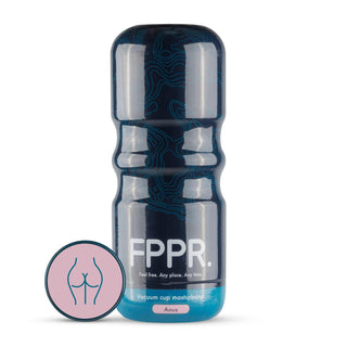 FPPR Realistisk Anus Masturbator är en vuxenleksak i en cylindrisk behållare med mörk design, med etiketten "FPPR" och en abstrakt logotyp. Den har en strukturerad insida för förbättrad känsla och är tillverkad av högkvalitativt material för en överlägsen upplevelse.