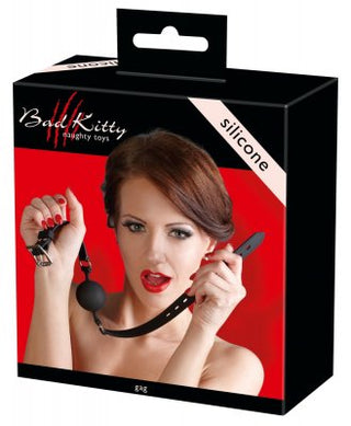 Gag - Bad Kitty - Medium Silicone Gag-förpackningen visar en kvinna med silikongagballen på en slående röd bakgrund, tillsammans med texten "Bad Kitty stygga leksaker", som framhäver dess edgy och lekfulla tilltal.